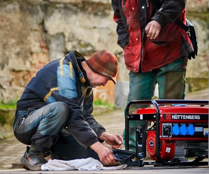 Techniciens intervenant sur un groupe électrogène