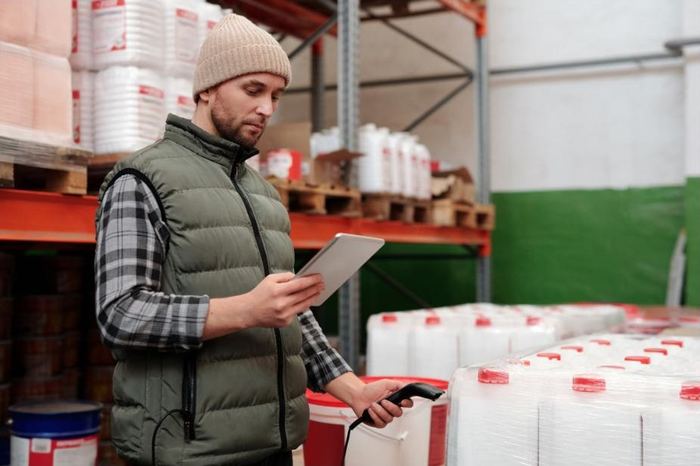 Technicien vérifiant le stockage en chambre froide