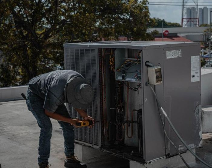 Technicien effectuant la maintenance d'un climatiseur